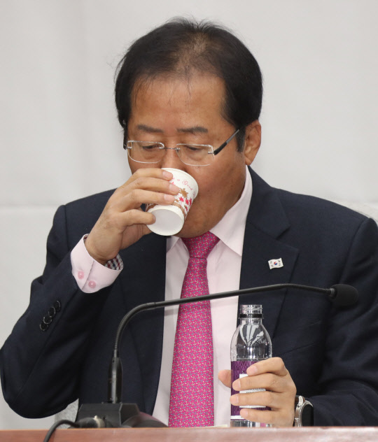 홍준표 자유한국당 대표가 26일 국회에서 열린 확대원내대책회의에서 물을 마시고 있다. 연합뉴스